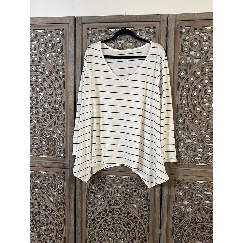 Just be size 3X black and white long sleeve flare asymmetrical bottom t-shirt